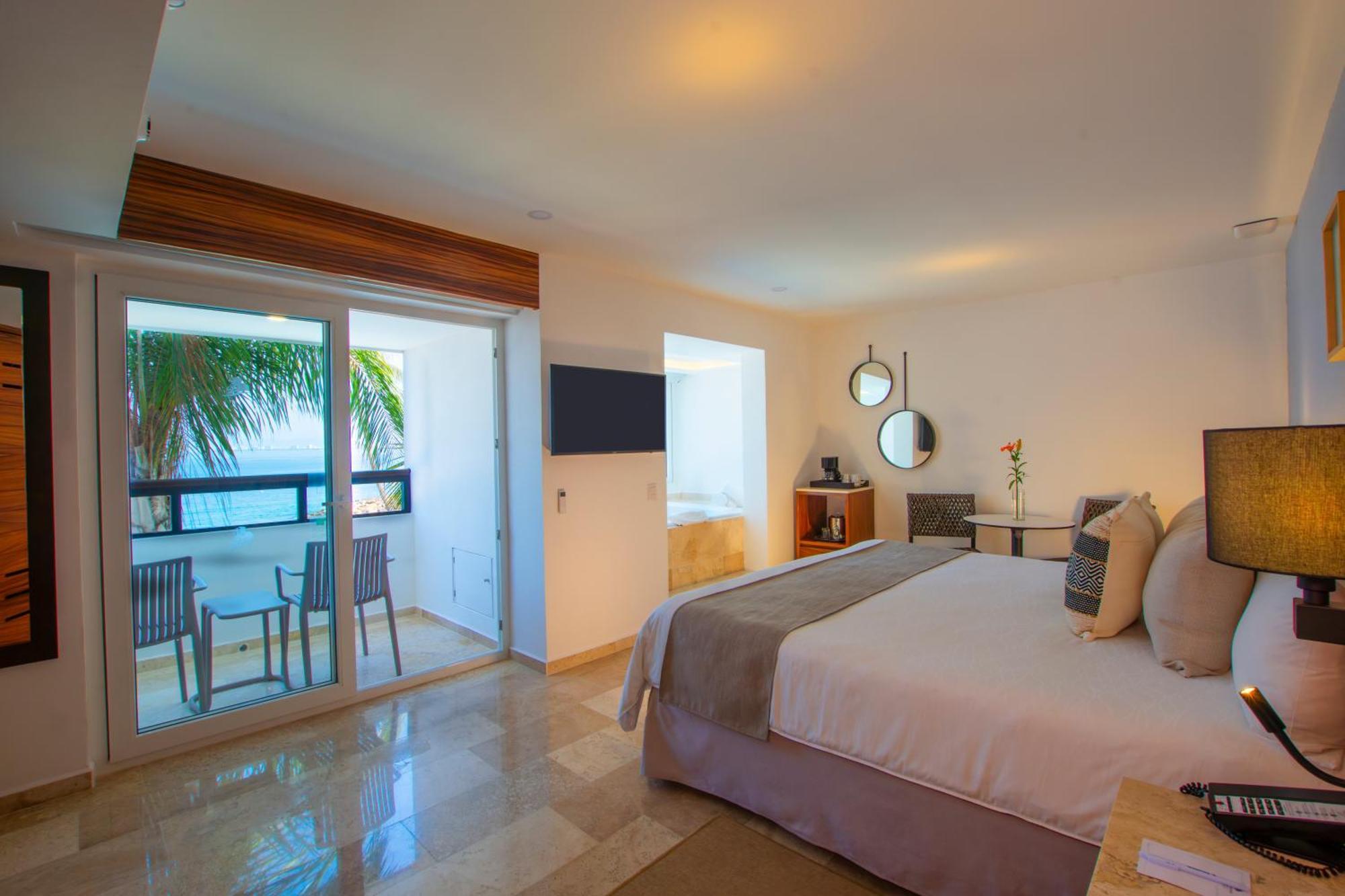 Honeymoon Suite Jacuzzi Ocean Front
